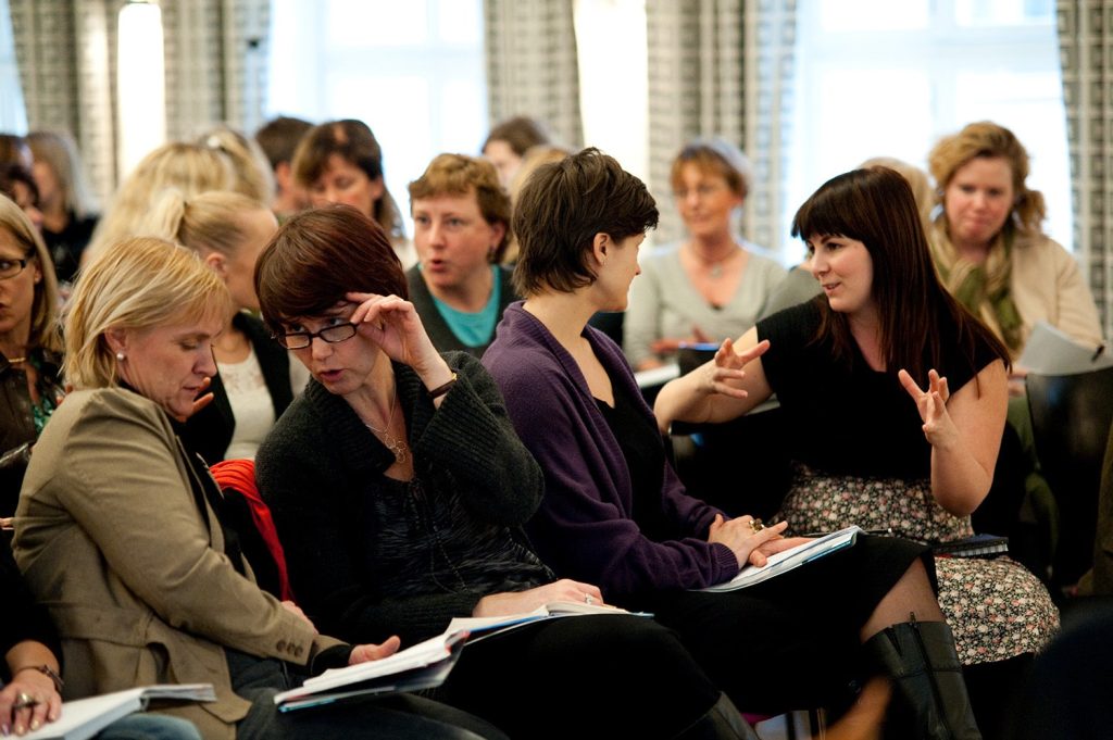 Diskussion under ett event i Stockholm. Eventfotograf i Stockholm.