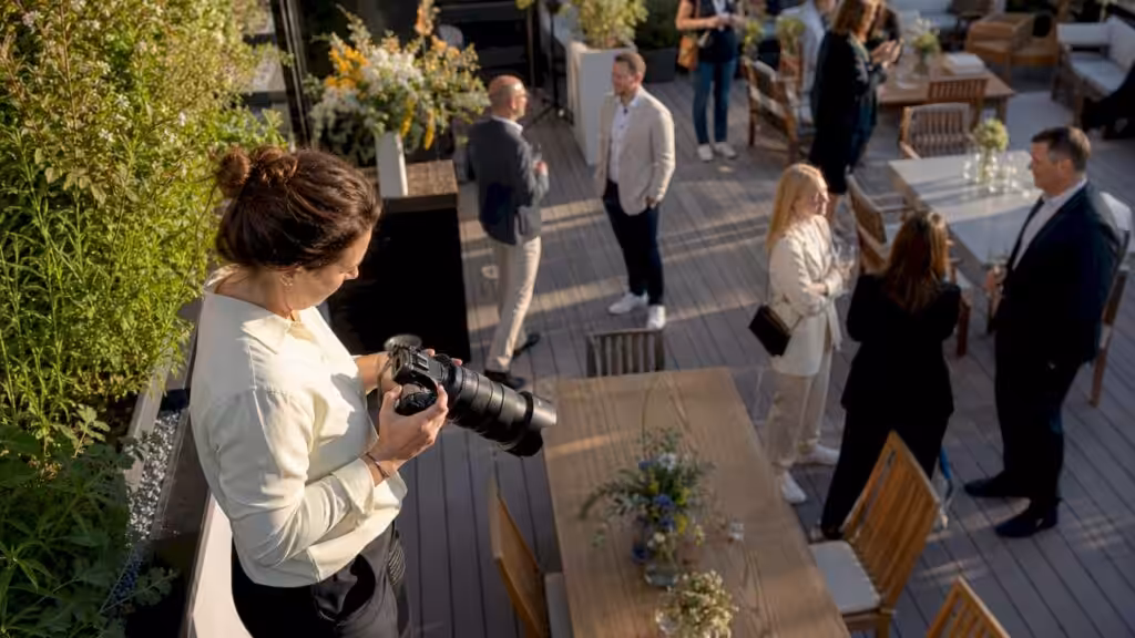 Fotograf som fångar ögonblicken på företagets evenemang