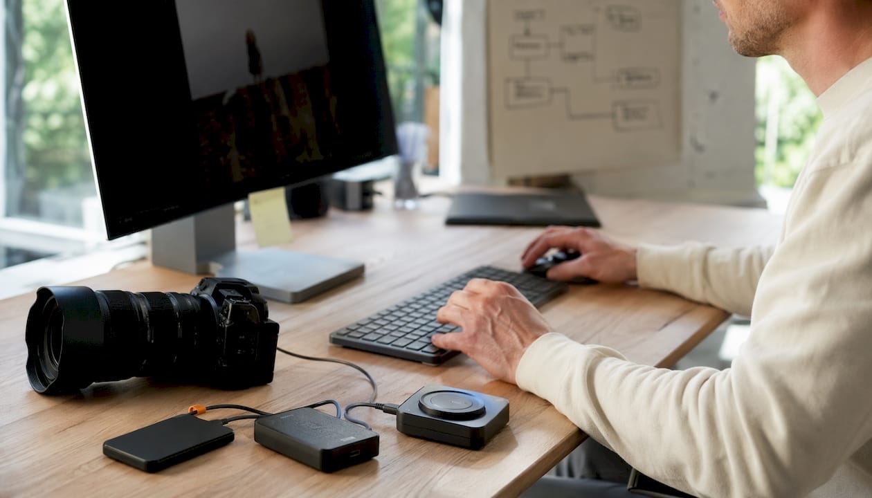 Händer som arbetar med bildhantering på en Nikon Z9 i studiomiljö
