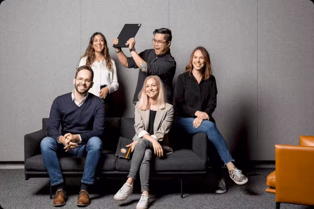 Företagsgruppen samlad för ett professionellt gruppfoto